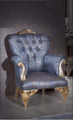 Un fabuloso sillón clásico de color cielo para tu sala de estar.