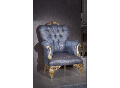 Un fabuloso sillón clásico de color cielo para tu sala de estar.