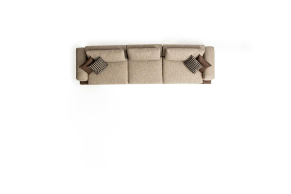 Sofá en tela beige de cinco plazas para salón.