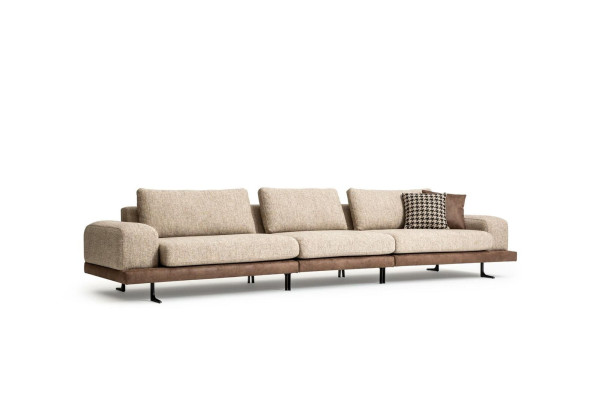 Sofá en tela beige de cinco plazas para salón.