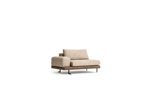 Sofá en tela beige de cinco plazas para salón.