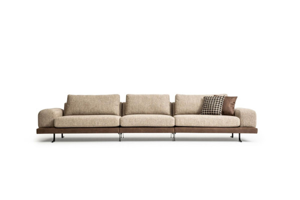 Sofá en tela beige de cinco plazas para salón.