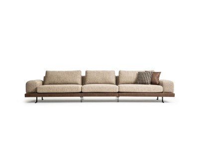 Sofá en tela beige de cinco plazas para salón.