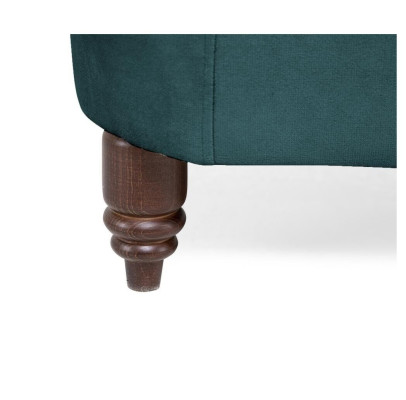 Clásico sofá de tres plazas Chesterfield de tela con diseño elegante.