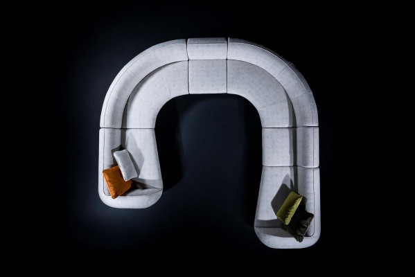 Gran conjunto de sala de estar de Sofá en forma de U de gran tamaño de color gris, lujoso y moderno.