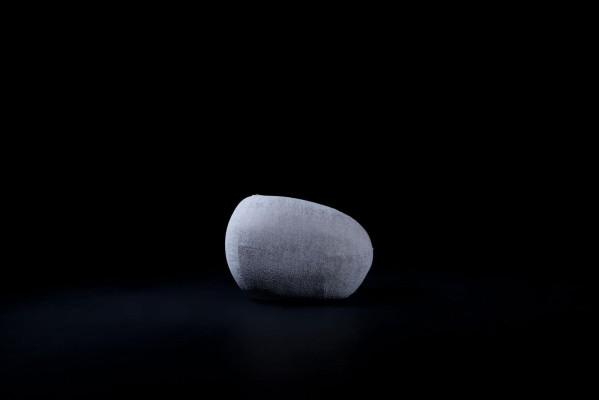 Sofá esquinero moderno de seis plazas en tela acolchada de color gris.