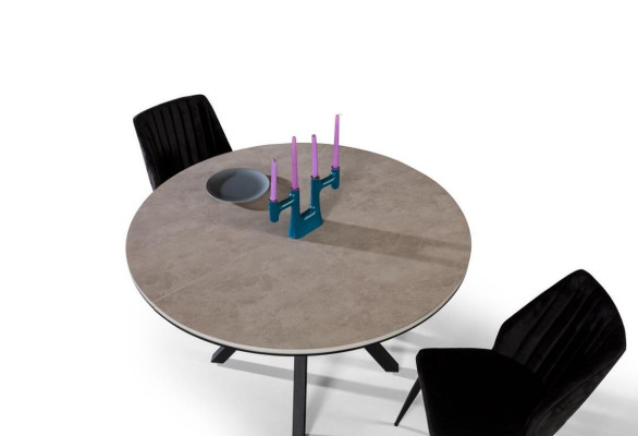 Mesa de comedor redonda extensible en madera gris.