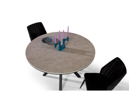 Mesa de comedor redonda extensible en madera gris.