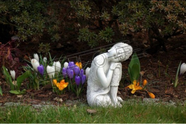 Escultura decorativa de Buda en aspecto de piedra. Gran escultura como figura de jardín.