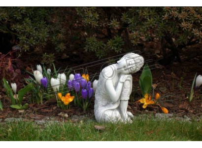 Escultura decorativa de Buda en aspecto de piedra. Gran escultura como figura de jardín.