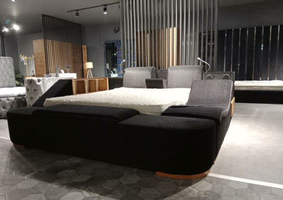 Muebles de dormitorio coloridos con una cama moderna y de colores vivos.