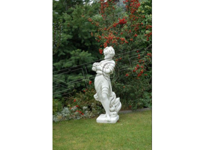 La escultura de mujer de 122 cm es una figura de diseño para jardín.