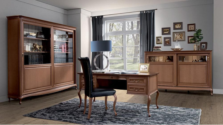 Escritorio clásico con silla de lujo para la oficina. Muebles de madera.