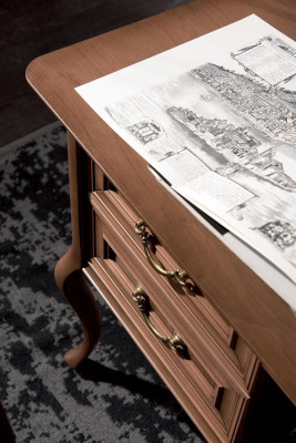 Escritorio clásico con silla de lujo para la oficina. Muebles de madera.