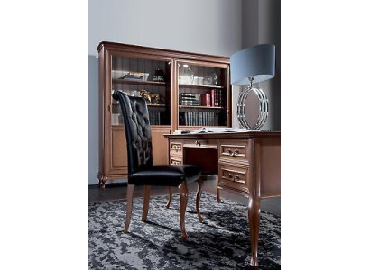 Escritorio clásico con silla de lujo para la oficina. Muebles de madera.