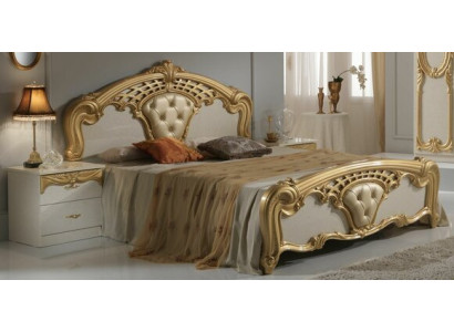 Conjunto clásico de cama con 3 piezas. Cama + 2 mesitas de noche. Estilo de muebles.