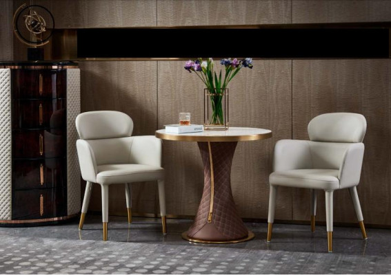 Mesa de comedor con juego de sillas, grupo de 3 piezas. Estilo italiano de decoración.