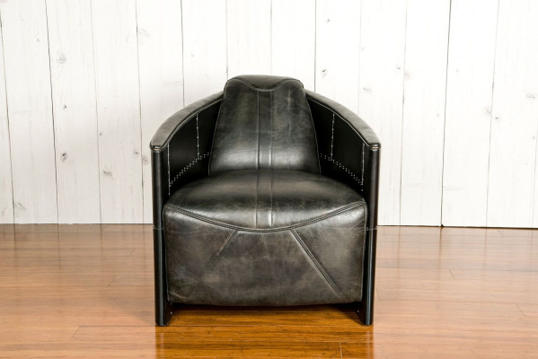 Mueble de avión vintage, sillón de cuero negro auténtico de diseño retro.