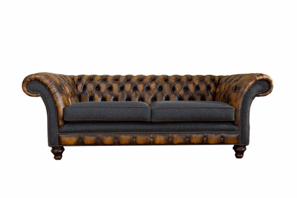 Tres plazas de lujo sofá tapizado clásico de tres plazas para la sala de estar.