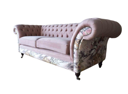 Un sofá de tres plazas Chesterfield con estampado de flores rosas delicadas.
