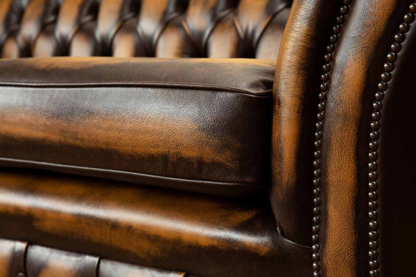 Sofá marrón de 3 plazas diseño Chesterfield tapizado asiento de cuero nuevo.