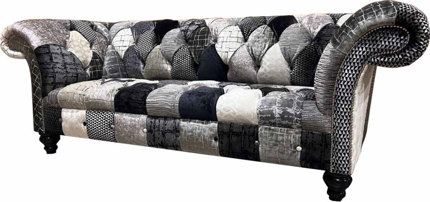Sofá de terciopelo de lujo en diseño Chesterfield con cuadros de colores.