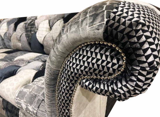 Sofá de terciopelo de lujo en diseño Chesterfield con cuadros de colores.