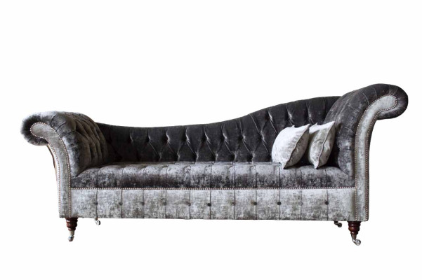 Un lujoso sofá clásico de estilo Chesterfield en un tono plateado profundo.