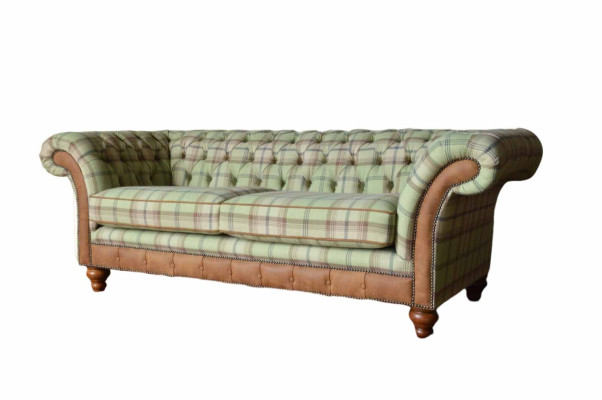 Sofá de diseño de lujo en estilo Chesterfield con tres asientos.