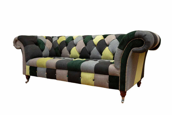 Hermoso y elegante sofá Chesterfield de 3 plazas para la sala de estar.