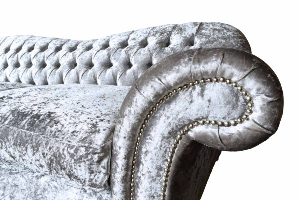 Sofá clásico Chesterfield de lujo de tres plazas en gris.