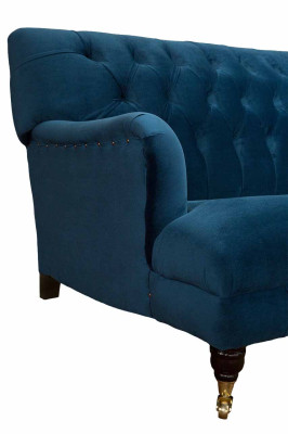 Sofá de diseñador de lujo en estilo Chesterfield con cuatro asientos en color azul.