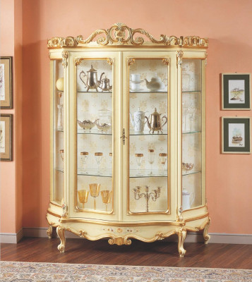 Vitrina de cristal con intrincadas tallas y elegante diseño