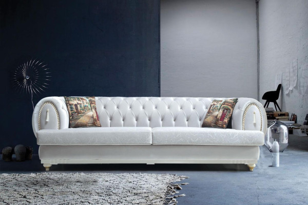 Sofá Chesterfield blanco de tres plazas en un estilo moderno y elegante para la sala de estar.