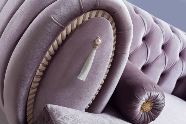 Lila Chesterfield de tres plazas, diseñado por un diseñador, sofá tapizado con marco de madera.