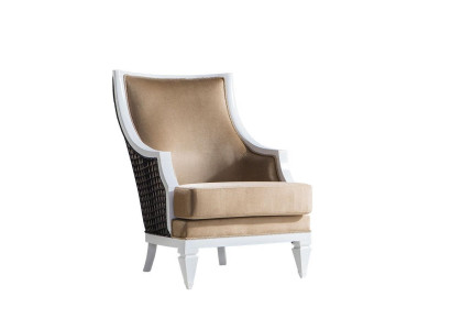 Sillón de brazos beige claro, individual, con estructura de madera.