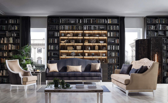 Sillón de brazos beige claro, individual, con estructura de madera.