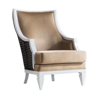 Sillón de brazos beige claro, individual, con estructura de madera.