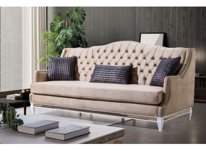 Chesterfield de tres plazas en beige, sofá de lujo de tela de diseñador.
