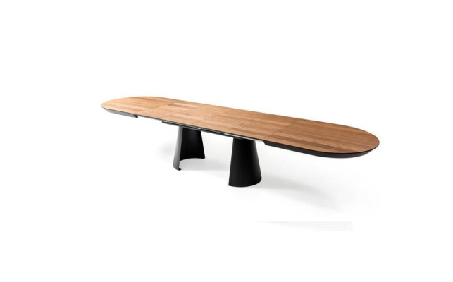Mesa ovalada de comedor cocina con diseño extensible de madera marrón.