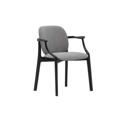 Silla de comedor gris diseñada, marco de madera, silla con apoyabrazos, muebles tapizados.