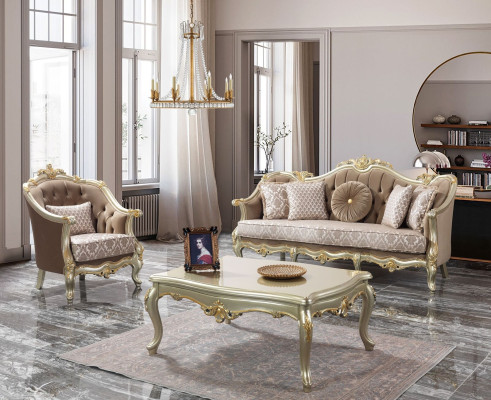 Sofá de tres plazas beige con sillón a juego.