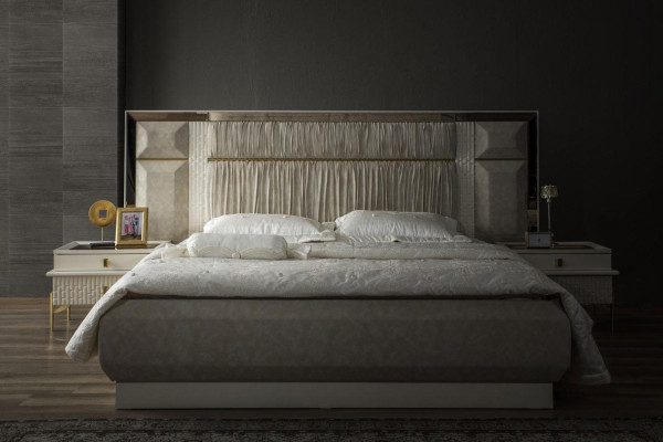 Conjunto de dormitorio cama doble de madera beige con tela de 3 piezas.
