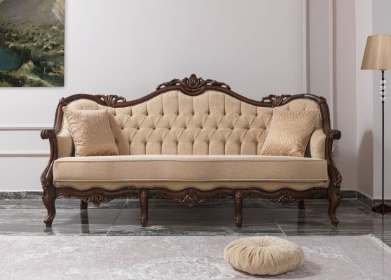 Sofá de tres plazas tapizado en tela beige Chesterfield de 235 cm.