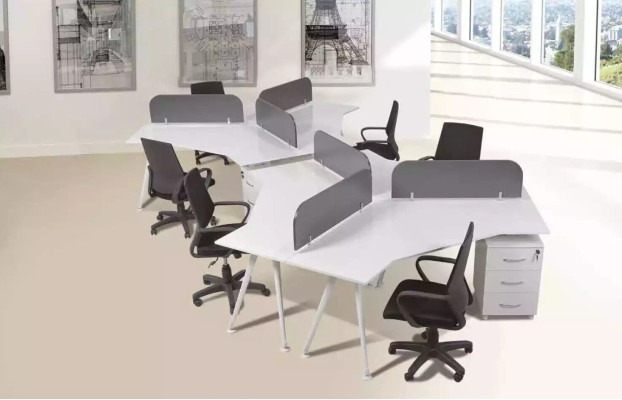 Gran mesa de trabajo para la oficina, muebles de oficina, equipamiento de oficina, lugar de trabajo, madera.