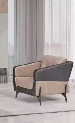 Sofá de lujo en beige para sala de estar con silla de oficina y sofá de tres plazas.