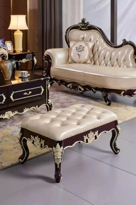 Taburete en el dormitorio de un nuevo y lujoso Chesterfield blanco perla.