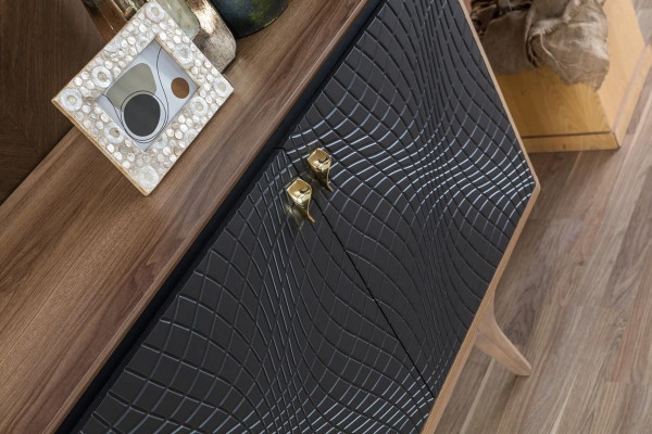 Conjunto exclusivo de comedor que consta de un aparador moderno de 3 piezas y 2 espejos.