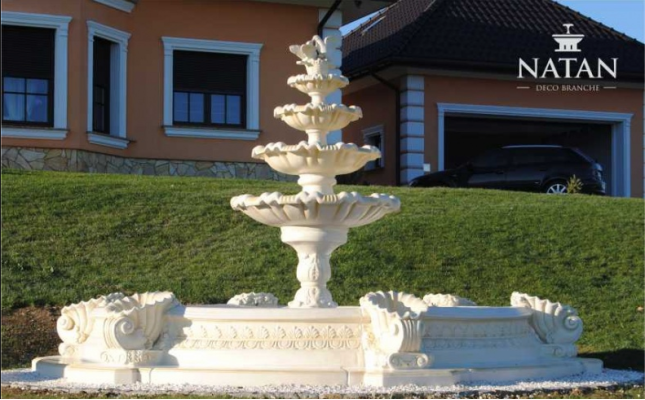 Fuente decorativa de la ciudad del estanque.