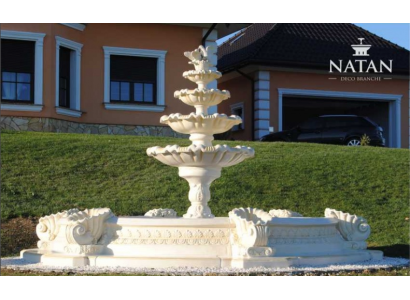 Fuente decorativa de la ciudad del estanque.